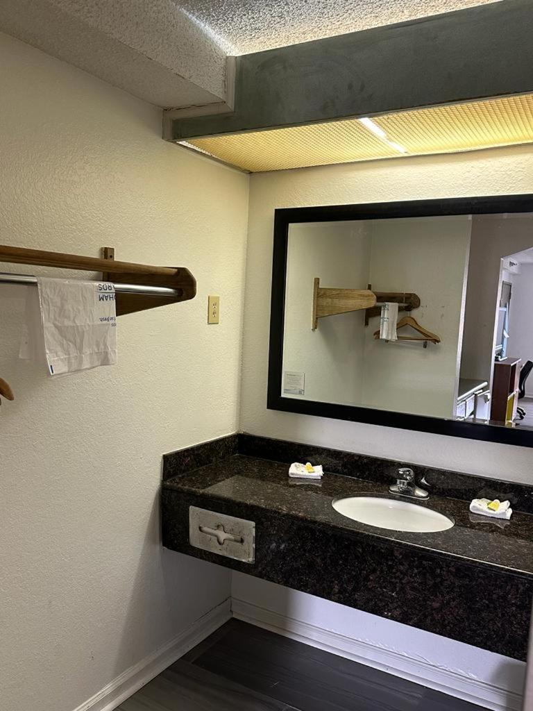 Quality Inn & Suites Decatur Priceville I-65 Exteriör bild