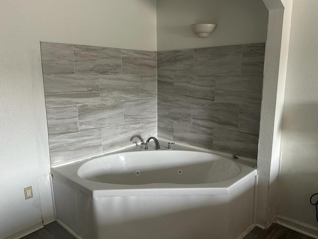 Quality Inn & Suites Decatur Priceville I-65 Exteriör bild