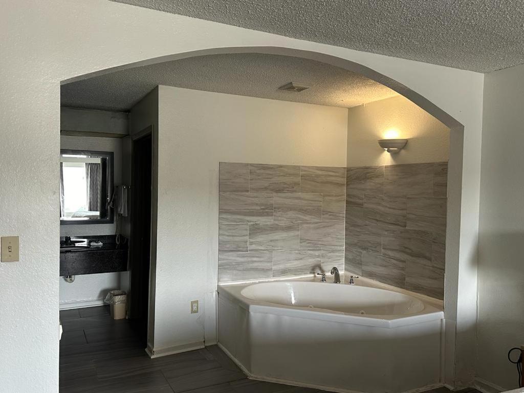Quality Inn & Suites Decatur Priceville I-65 Exteriör bild